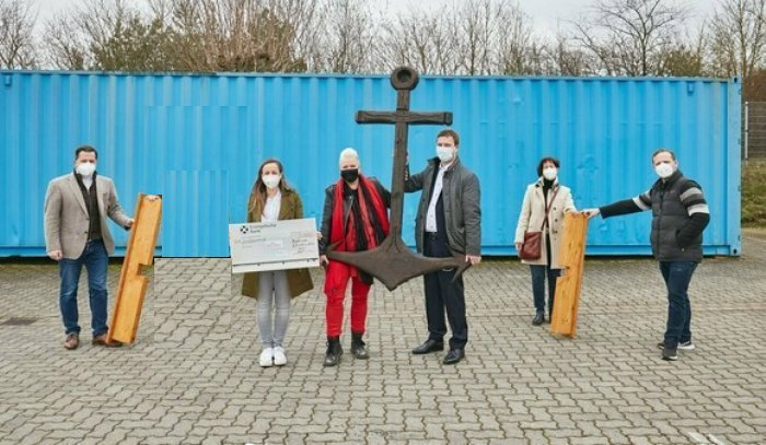 V.l.n.r: Kai Seefried (Mitglied des Niedersächsischen Landtags), Janine Ratei (Leitung und Koordination KidsAnker), Sandra Schlabbach (Fundraising KidsAnker) Tim Sauer (Geschäftsführer MAGNA Care), Susi Milewski (Ratsfrau für die CDU im Rat der Hansestadt Buxtehude), Hendrik Teetz (Geschäftsführer der Buxtehuder Diskothek Freudenhaus)
Bildrechte: MAGNA Real Estate AG, Rolf Otzipka