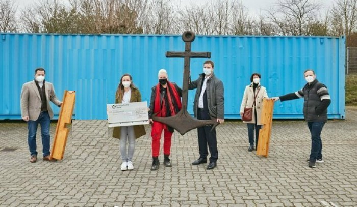 V.l.n.r: Kai Seefried (Mitglied des Niedersächsischen Landtags), Janine Ratei (Leitung und Koordination KidsAnker), Sandra Schlabbach (Fundraising KidsAnker) Tim Sauer (Geschäftsführer MAGNA Care), Susi Milewski (Ratsfrau für die CDU im Rat der Hansestadt Buxtehude), Hendrik Teetz (Geschäftsführer der Buxtehuder Diskothek Freudenhaus)
Bildrechte: MAGNA Real Estate AG, Rolf Otzipka